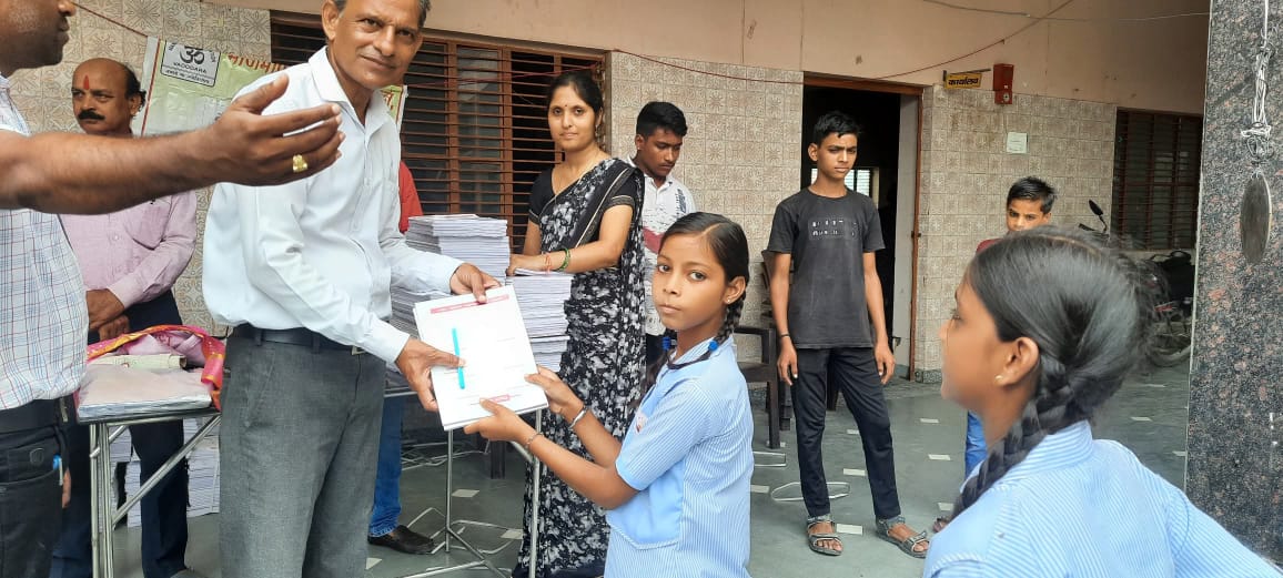 समाज सेविका कुमारी प्रवीना तिवारी द्वारा    विद्यालय के छात्र-छात्राओं को उत्तर पुस्तिकाओं का वितरण किया गयाl@श्री  गुरु कार्ष्णि  इंटर कॉलेज महावन  मथुरा।##