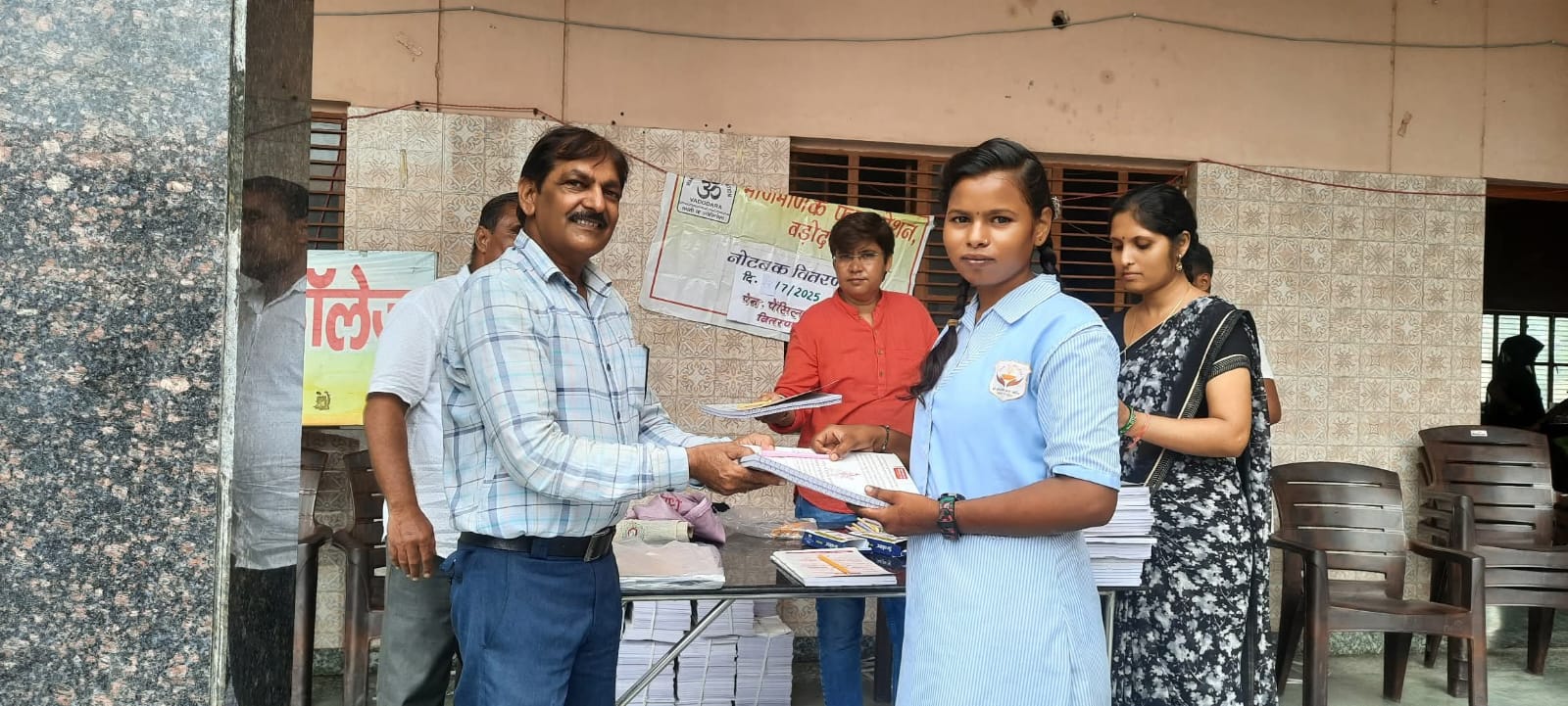 समाज सेविका कुमारी प्रवीना तिवारी द्वारा विद्यालय के छात्र-छात्राओं को उत्तर पुस्तिकाओं का वितरण किया गयाl@श्री गुरु कार्ष्णि इंटर कॉलेज महावन मथुरा।##
