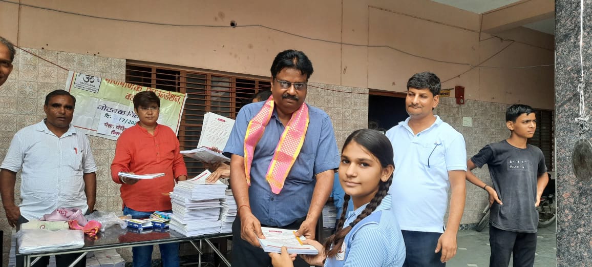 समाज सेविका कुमारी प्रवीना तिवारी द्वारा विद्यालय के छात्र-छात्राओं को उत्तर पुस्तिकाओं का वितरण किया गयाl@श्री गुरु कार्ष्णि इंटर कॉलेज महावन मथुरा।##